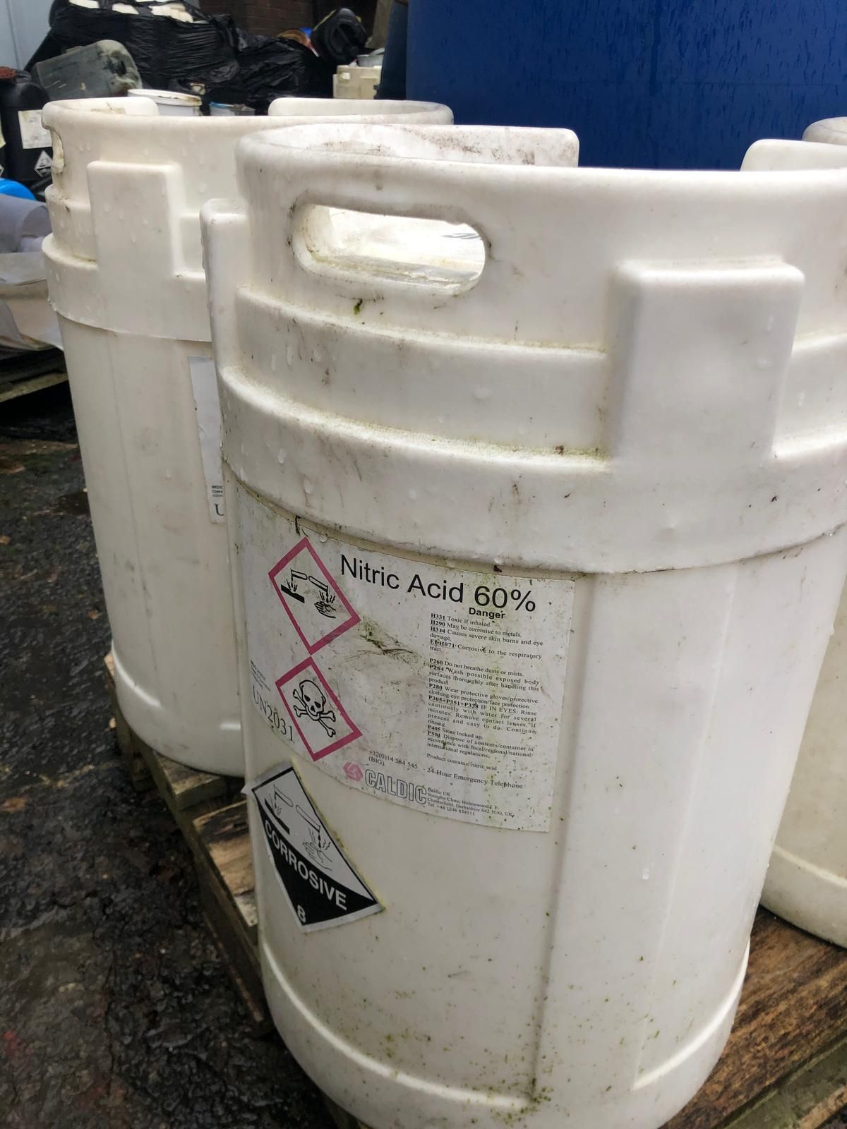 Drums of 60 per cent nitric acid carrying corrosive hazard labels, correctly marked before being consigned.